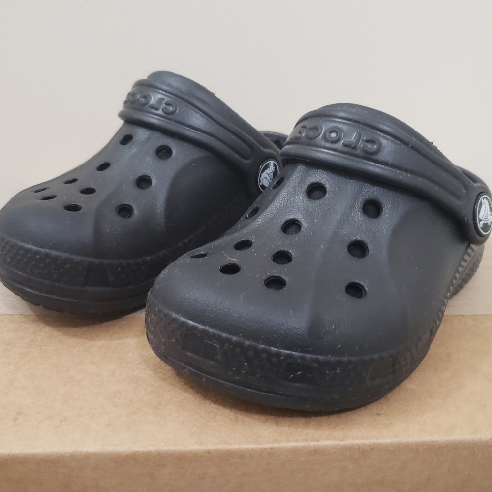 CROCS with liner. Toddler side 6/7c. Black.